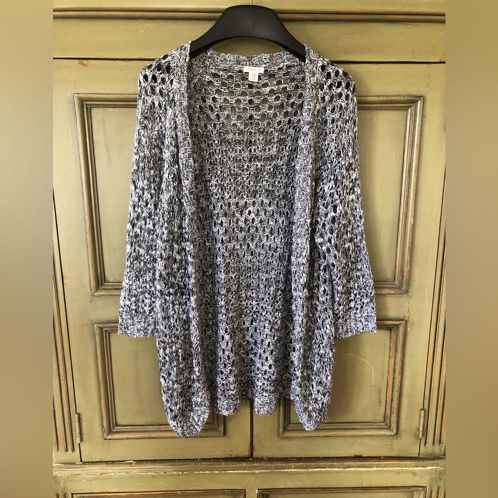 Long sleeve large loop knit black and white sweater.